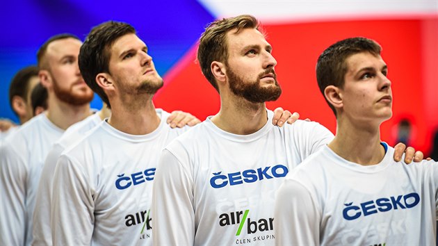 Čeští basketbalisté Šimon Puršl, Lukáš Palyza, Martin Kříž a Richard Bálint (zleva) naslouchají hymně.