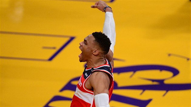 Russell Westbrook z Washingtonu se raduje na palubovce LA Lakers.