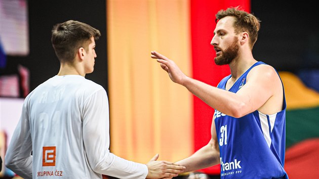 et basketbalist Radek Farsk (vlevo) a Martin K oslavuj.