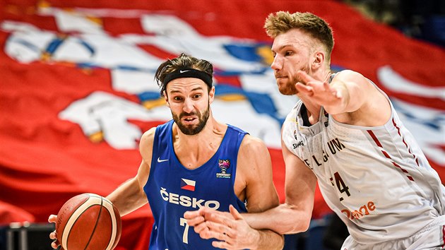 Český kapitán Vojtěch Hruban útočí, brání ho belgický basketbalista Andy van Vliet.