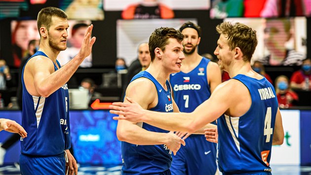 Čeští basketbalisté se radují, zleva Martin Peterka, Ondřej Sehnal, Vojtěch Hruban a Tomáš Vyoral.
