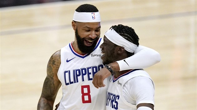 Marcus Morris Sr. (vlevo) a Reggie Jackson oslavují výhru LA Clippers.
