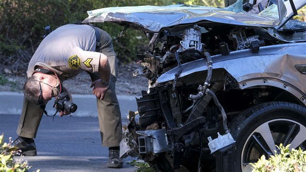 Tiger Woods měl autonehodu, zpřelámal si nohu a zdemoloval vozidlo. Policista obhlíží zničený automobil.