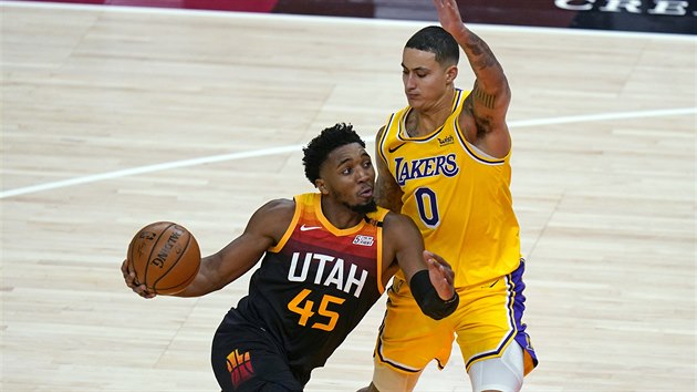 Donovan Mitchell (vlevo) z Utahu se dere kolem Kyla Kuzmy z Los Angeles Lakers.