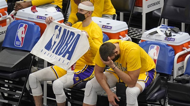 Marc Gasol (vpravo) a Alex Caruso se trp patnmi asy LA Lakers.