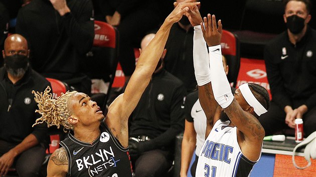 Terrence Ross (vpravo) z Orlanda stl na ko Brooklynu, brn ho Nicolas Claxton.