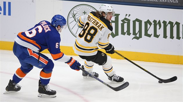David Pastrňák (vpravo) z Bostonu pod tlakem Ryana Pulocka z New York Islanders.