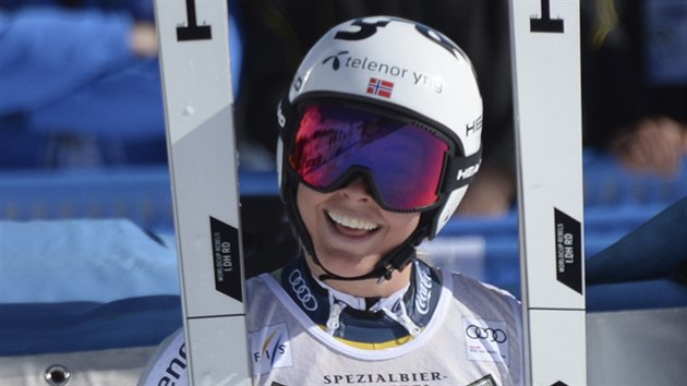 Norská lyžařka Kajsa Vickhoffová Lieová se usmívá v cíli sjezdu ve Val di Fassa.