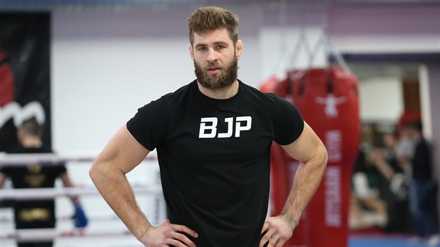 Jiří „Denisa“ Procházka ve svém gymu, tentokrát vedl trénink basketbalistek Žabin Brno.