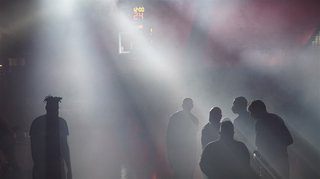 Basketbalisté Sacramento Kings čekají na své uvedení před utkáním v hale Detroit Pistons.