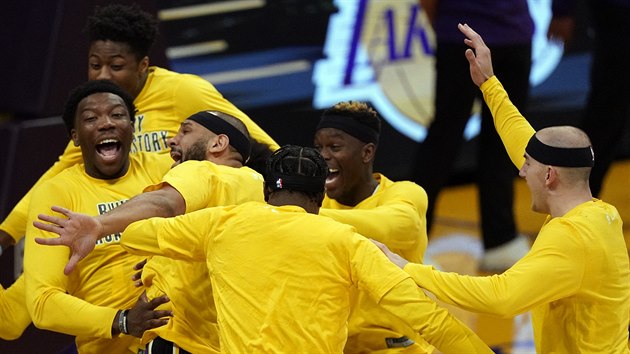Hráči Los Angeles Lakers se hecují na zápas s Portland Trail Blazers.