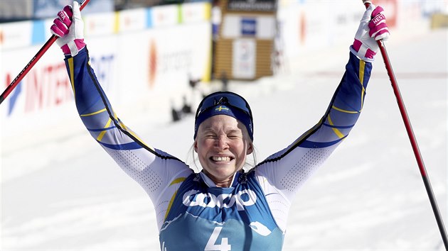 Švédská běžkyně na lyžích Jonna Sundlingová vítězí ve sprintu na MS v Oberstdorfu.