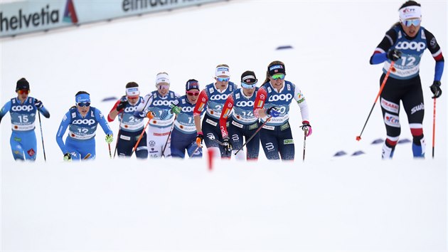 Kateřina Razýmová (vpravo) v čele skupinky závodnic během skiatlonu na mistrovství světa v Oberstdorfu