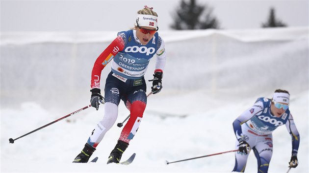 Therese Johaugová (vlevo) na trati skiatlonu na mistrovství světa v Oberstdorfu