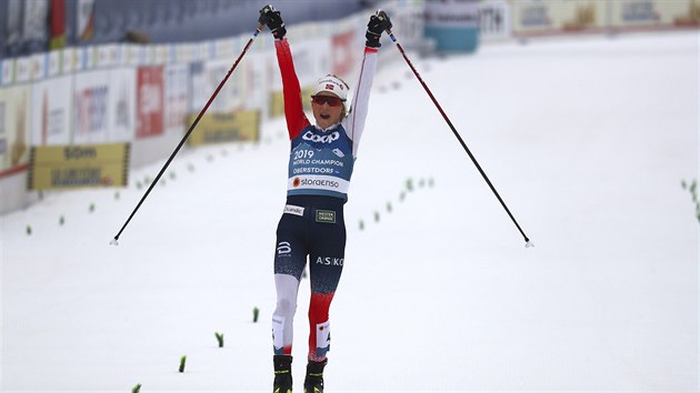Therese Johaugová slaví triumf ve skiatlonu na mistrovství světa v Oberstdorfu.
