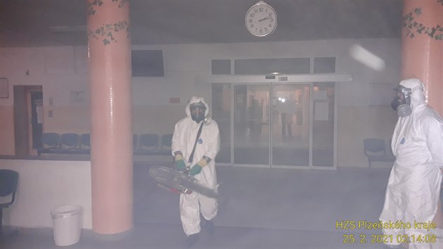 V Rokycanské nemocnici zesílili ochranu před šířením covidu-19. Kromě standardních hygienických opatření provedli v noci na čtvrtek mlžnou dezinfekci společných prostor nemocnice.