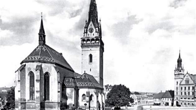 Kostel svatého Václava v Hustopečích v 50. letech 20. století. Chloubou města byl už od středověku, jeho věž však na konci druhé světové války utrpěla poškození.