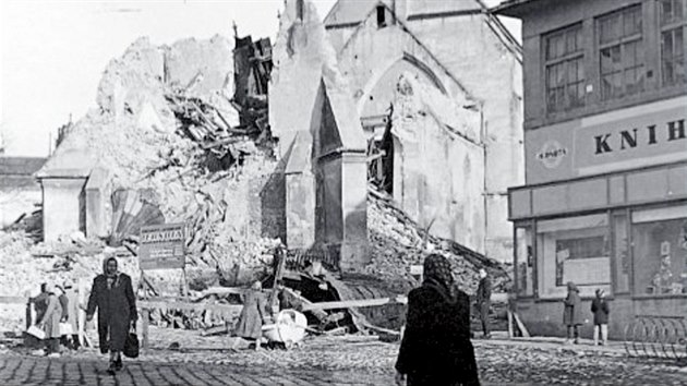 Věž při svém pádu poničila část hlavní lodi kostela. Presbytář, sakristie a boční kaple zůstaly neporušeny, přesto komunisté vydali příkaz k demolici celé stavby.