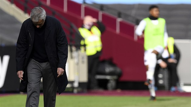 NEJDE TO. José Mourinho, trenér fotbalistů Tottenhamu, reaguje na nepříznivý vývoj v duelu s West Hamem.
