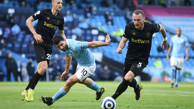 Vladimr Coufal z West Hamu obral o balon tonka Sergia Agera (Manchester City). V pozad i druh esk fotbalista v barvch Hammers - Tom Souek.