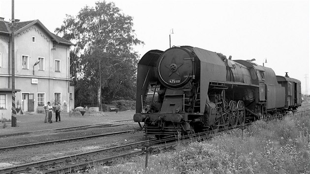 Lokomotiva 475.1108 ve stanici Chotiměř, 5. 8. 1978