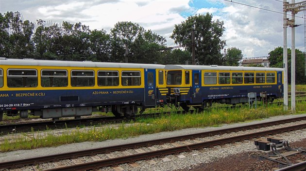 Přívěsné vozy Btax či řady 010 společnosti AŽD, odstavené ve stanici Lovosice. Slouží jako záloha pro provoz na Švestkové dráze.
