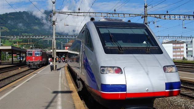 Cestu po Gotthardsk drze zaneme v Arth-Goldau, jen 9 kilometr od jejho nultho kilometru v Immensee. Zde se od oteven trat setkvaj spoje z Basileje, Luzernu a z Curychu. Ndran budova s pilehlmi nstupiti je vklnna mezi ob trat. Podobn je to u ns ve Star Pace, Havlkov Brod nebo v Ostrav hlavnm ndra. Kadou hodinu se zde stdav sjdj rychl a pomal vlak od Luzernu a Curychu a po vzjemnm pestupu cestujcch pokrauj na jih. Stejn to bylo i v roce 2015. Prvn odjelo pendolino z Curychu do Milna s dal zastvkou a v Belinzon a za nm pomalej vlak s vtm potem zastvek.