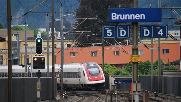 Na pomez kanton Schwyz a Uri se pimkne tra k vchodn sti jezera Vierwaldsttersee. Zdej st jezera je pojmenovan jako Urner See. V rychlkovch zastvkch Brunnen a Flelen je mon pestup na lod jezern flotily, kter m do Luzernu. Prv zde se ped dvma sty lety pesedalo mezi potovnm dostavnkem a lod. Dnes nahradil dostavnk speciln turistick vlak Gotthard Panorama Express s vyhldkovmi vagny.