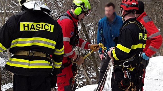 Záchrana nezletilého chlapce na Riegrově stezce u Semil v Libereckém kraji. Hoch uklouzl na zledovatělé stezce a spadl z deseti metrů. (20. února 2021)