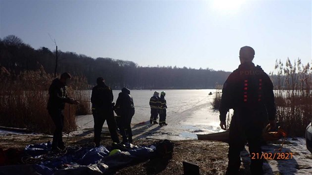 Hasiči v neděli vyjeli k záchraně dvou lidí, pod kterými se propadl led na rybníku Mokroš v Karviné. Jeden člověk se dostal na břeh sám, pro druhého museli hasiči doprostřed rybníka. (21. února 2021)