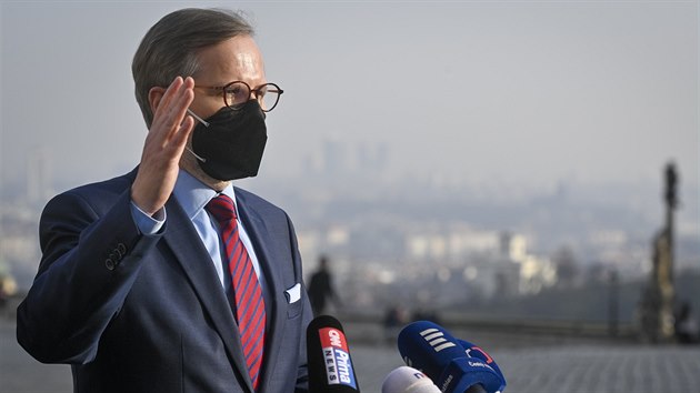 Předseda ODS Petr Fiala hovoří s novináři po schůzce s prezidentem Milošem Zemanem 24. února 2021 na Pražském hradě.