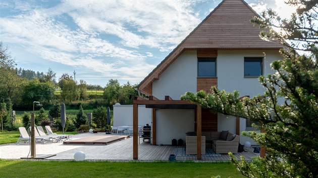 Veliká terasa s integrovaným bazénem je plně vytížená hlavně v létě. Tou dobou se využívají i rolety s inteligentním ovládáním a dřevěná pergola.