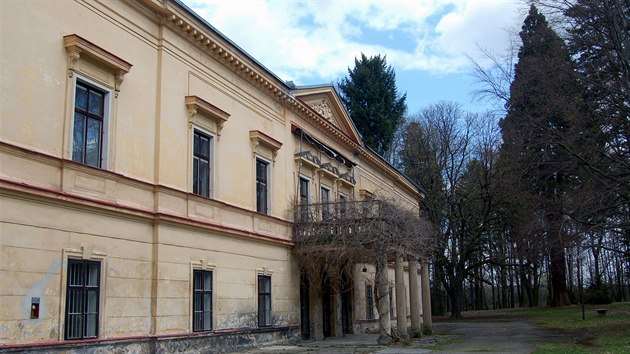 Zanedbaný zámek a zpustlý park koupil Tomáš Novák a pustil se do náročné obnovy.  