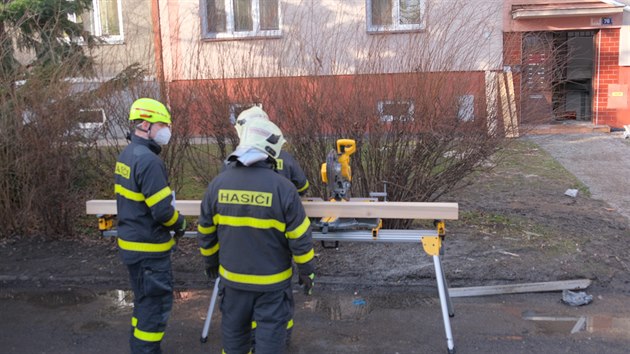 V Ostravě-Hrabůvce nad ránem explodoval byt v prvním patře bytového domu.  (24.2.2021)