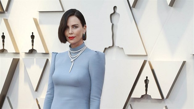Charlize Theronov ve futuristick bled modr rb na Oscarech v roce 2019.