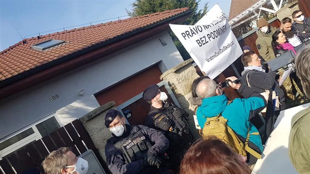 V Mratíně u Prahy před domem ministra vnitra Jana Hamáčka (ČSSD) lidé demonstrovali proti vládním koronavirovým opatřením. Akci uspořádala iniciativa Chcípl PES, která sdružuje protestující podnikatele. (20. 2. 2021)