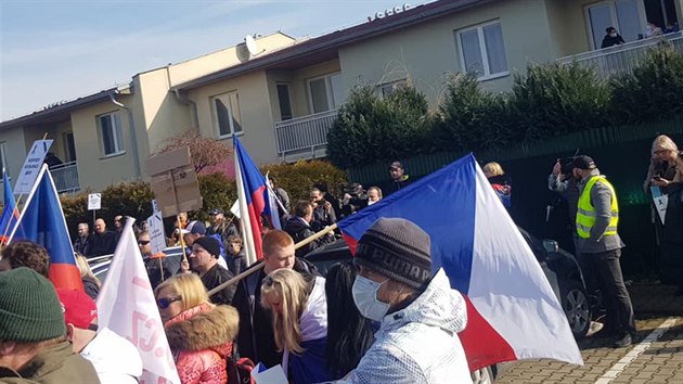 V Mratíně u Prahy před domem ministra vnitra Jana Hamáčka (ČSSD) dnes v poledne lidé demonstrovali proti vládním koronavirovým opatřením. Akci uspořádala iniciativa Chcípl PES, která sdružuje protestující podnikatele. (20. 2. 2021)