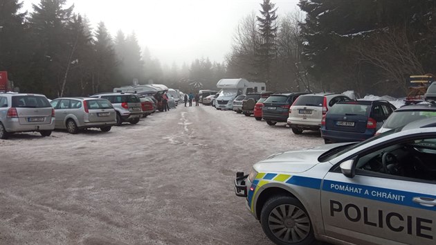 Parkoviště na Šerlichu je opět plné, v Deštné zbývá pár míst. Policisté na místě regulují dopravu. (21. 2. 2021)