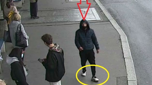 Pražská policie hledá muže, který loni v listopadu v Praze 4 přepadl dva seniory.