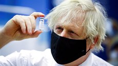 Britský premiér Boris Johnson si prohlíí dávku vakcíny AstraZeneca. (17. února...