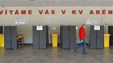 Velkokapacitní okovací centrum vybudované ve vestibulu karlovarské KV Areny....