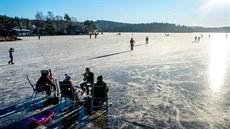 Bruslení a další zábava na švédském jezeře (leden 2021, ilustrační snímek)