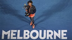 Japonka Naomi Ósakaová pózuje s trofejí pro ampionku Australian Open.