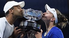 Barbora Krejčíková a Američan Rajeev Ram líbají trofej pro šampiony smíšené...