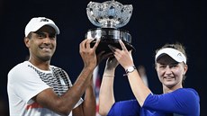 Barbora Krejíková a Amerian Rajeev Ram pózují s trofejí pro ampiony smíené...