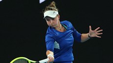 Barbora Krejíková hraje forhend ve finále smíené tyhry Australian Open.