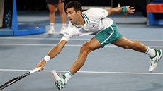 Srb Novak Djokovi se natahuje po míi ve finále Australian Open.