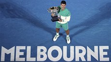 Srb Novak Djokovi pózuje s trofejí pro ampiona Australian Open.