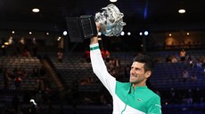 Srb Novak Djokovi pózuje s trofejí pro ampiona Australian Open.