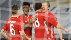 Robert Lewandowski (vpravo) slaví svj gól se spoluhrái z Bayernu.